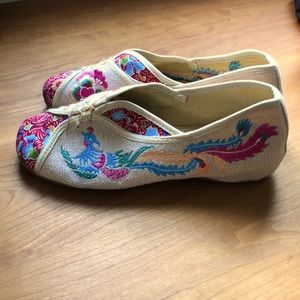 SOLD Asian Style Slip-On Flats Floral Embroidered Bukie Buxiuyuan size 7.5